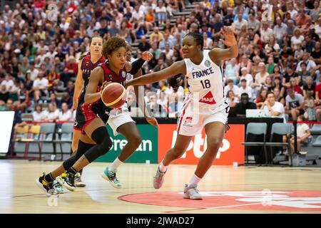 Die belgische Maxuella Lisowa Mbaka wurde während eines freundlichen Basketballspiels zwischen der belgischen Frauennationalmannschaft der Belgischen Katzen und Frankreich am Sonntag, dem 04. September 2022 in Kortrijk in Aktion gezeigt. BELGA FOTO JAMES ARTHUR GEKIERE Stockfoto