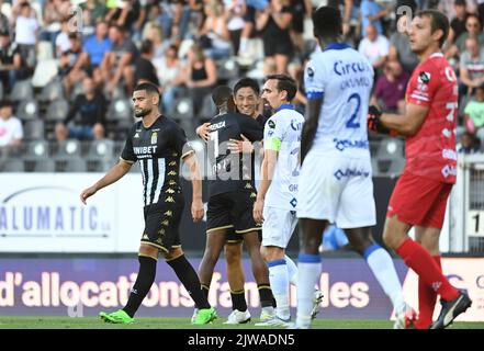 Ryota Morioka von Charleroi feiert am Sonntag, dem 04. September 2022 in Charleroi, nach einem Treffer bei einem Fußballspiel zwischen Sporting Charleroi und KAA Gent, am 7. Tag der „Jupiler Pro League“ der ersten Division der belgischen Meisterschaft 2022-2023. BELGA FOTO JOHN THYS Stockfoto