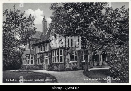 Blick auf die vordere und rechte façade des Landhauses im Dennen (Duinweg 10) in Bosch en Duin (Gemeinde Zeist), im Einsatz am N.V. Rest and Repair Surdard im Dennen.n.b. Huis ter Heide wird irrtümlich auf der Karte erwähnt. Stockfoto