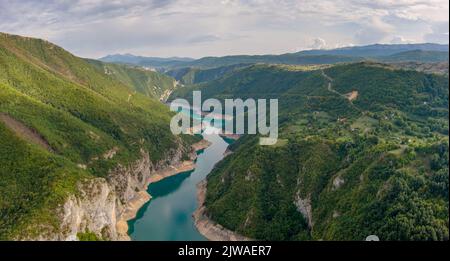 Piva River Canyon mit Stausee Piva Lake Stockfoto