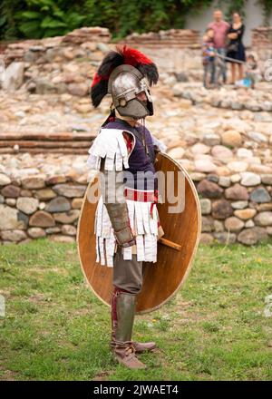 Einsamer römischer Krieger bei der Nachstellung des Römischen Reiches des 4.. Jahrhunderts während des Festivals „Serdica is my Rome“ in Sofia, Bulgarien, Balkan, EU Stockfoto