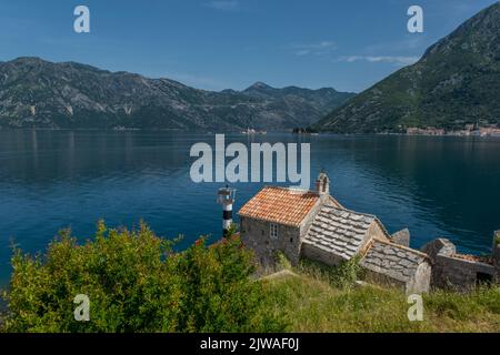 Die alte Kirche an der Küste der Bucht von Kotor Stockfoto