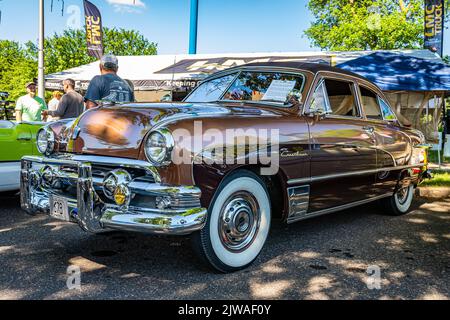 Falcon Heights, MN - 17. Juni 2022: Low-Perspective-Vorderansicht eines bei einer lokalen Automshow. Stockfoto