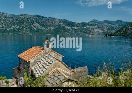Die alte Kirche an der Küste der Bucht von Kotor Stockfoto