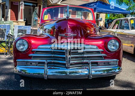 Falcon Heights, MN - 17. Juni 2022: Low-Perspective-Frontansicht eines Chevrolet Fleetmaster Cabriolets aus dem Jahr 1948 auf einer lokalen Automobilmesse. Stockfoto