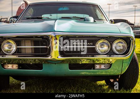 Daontona Beach, FL - 24. November 2018: Nahaufnahme eines 1967 Pontiac Firebird Hardtop Coupés aus der unteren Perspektive bei einer lokalen Automobilausstellung. Stockfoto