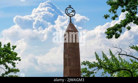 Bischkek, Kirgisistan - Mai 2022: Sowjetisches Denkmal der UdSSR in Bischkek. Hammer und Sichel waren ein Symbol für proletarische Solidarität, eine Vereinigung Stockfoto