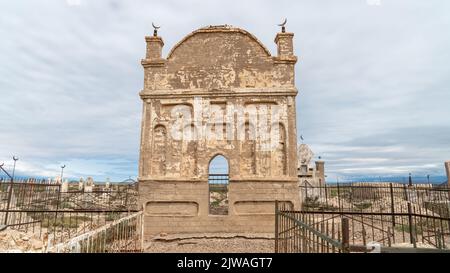 Osch, Kirgisistan - 2022. Mai: Ein kirgisisches Grab auf einem traditionellen muslimischen Friedhof Stockfoto