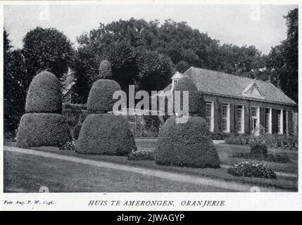 Gesicht im Park der Burg Amerongen (Drostestraat) in Amerongen; mit drei rasierten Nadelbäumen im Vordergrund und im Hintergrund die Fassade der Orangerie. N.B. die Gemeinde Amerongen wurde am 1. Januar 2006 in die neu gegründete Gemeinde Utrechtse Heuvelrug aufgenommen. Stockfoto