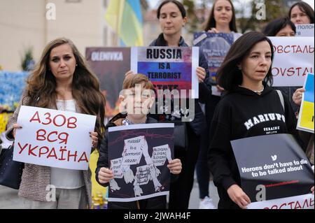 Lviv, Ukraine. 04. September 2022. Verwandte und Freunde der Verteidiger von Asowstal halten bei einer Kundgebung Plakate, auf denen ihre Meinung zum Ausdruck kommt, mit dem Aufruf, die Verteidiger von Asowstal, die von russischen Truppen gefangen genommen wurden, zu retten. Die Demonstranten appellierten für den Schutz ihrer Rechte und taten alles in ihrer möglichen Art für einen schnellen Austausch von Kriegsgefangenen, um Leben zu retten. Russische Beamte sagten, dass 53 ukrainische Kriegsgefangene am 29. Juli bei einem Angriff auf den Oleniwka-Komplex getötet wurden, für den sich die Ukraine und Russland gegenseitig die Schuld geben. Kredit: SOPA Images Limited/Alamy Live Nachrichten Stockfoto