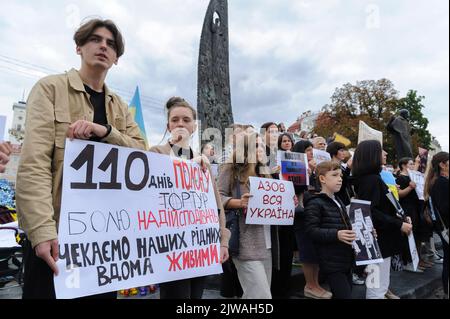 Lviv, Ukraine. 04. September 2022. Verwandte und Freunde der Verteidiger von Asowstal halten bei einer Kundgebung Plakate, auf denen ihre Meinung zum Ausdruck kommt, mit dem Aufruf, die Verteidiger von Asowstal, die von russischen Truppen gefangen genommen wurden, zu retten. Die Demonstranten appellierten für den Schutz ihrer Rechte und taten alles in ihrer möglichen Art für einen schnellen Austausch von Kriegsgefangenen, um Leben zu retten. Russische Beamte sagten, dass 53 ukrainische Kriegsgefangene am 29. Juli bei einem Angriff auf den Oleniwka-Komplex getötet wurden, für den sich die Ukraine und Russland gegenseitig die Schuld geben. Kredit: SOPA Images Limited/Alamy Live Nachrichten Stockfoto