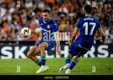 Valencia, Spanien, 4. September 2022. Juan Antonio Iglesias von Getafe CF (L) und Munir El Haddadi Mohamed von Getafe CF (R) haben das La Liga-Spiel zwischen Valencia CF und Getafe GF im Mestalla-Stadion ausgetragen. Foto von Jose Miguel Fernandez /Alamy Live News ) Stockfoto
