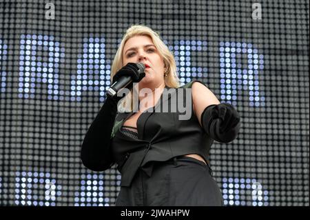 Bristol, Großbritannien. 4. September 2022. SELF ESTEEMführen Sie am 2. Tag beim Forwards Festival, Clifton Downs Park, Bristol 2022 durch. Kredit: Gary Stafford/Alamy Live Nachrichten Stockfoto