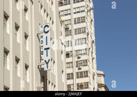 Buenos Aires, Argentinien - 2.. September 2022: Schild an der Fassade eines Hotels. Stockfoto