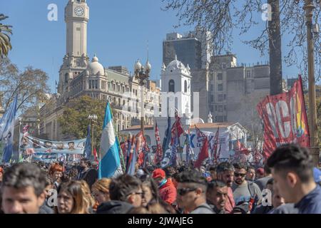 Buenos Aires, Argentinien - 2.. September 2022: Volksdemonstration auf der Plaza de Mayo. Stockfoto