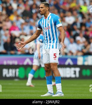 Huddersfield, Großbritannien. 4. September 2022. Jon Russell von Huddersfield Town reagiert während des Sky Bet Championship-Spiels im John Smith's Stadium, Huddersfield. Bildnachweis sollte lauten: Lexy Ilsley/Sportimage Kredit: Sportimage/Alamy Live News Stockfoto