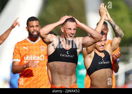 Huddersfield, Großbritannien. 4. September 2022. Blackpool-Spieler feiern ihren Sieg nach dem Sky Bet Championship-Spiel im John Smith's Stadium, Huddersfield. Bildnachweis sollte lauten: Lexy Ilsley/Sportimage Kredit: Sportimage/Alamy Live News Stockfoto