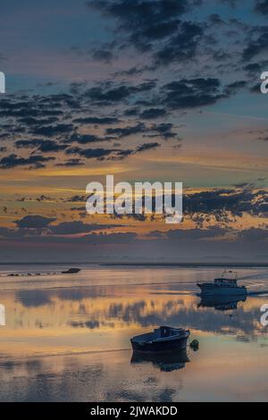 Saint Valery sur Somme, entrée du Port, lever de Soleil, feu de Port, mouettes Stockfoto