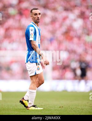 BILBAO, SPANIEN - 04. SEPTEMBER: Sergi Darder von RCD Espanyol schaut während des La Liga Santander-Spiels zwischen Athletic Club und RCD Espanyol am 4. September 2022 in San Mames in Bilbao, Spanien, auf. Quelle: Ricardo Larreina/AFLO/Alamy Live News Stockfoto