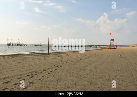Der leere Strand vor dem Cinema Palace am frühen Morgen, Lido di Venezia, Venedig, Venetien, Italien Stockfoto