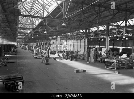 Innenraum des Warenschuhs Rotterdam Westzeedijk (RMO, rechts Maasover) von Van Gend & Loos in Rotterdam. Stockfoto