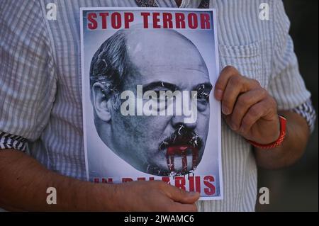 DANZIG, POLEN. 04. September 2022. Ein Aktivist hält ein Plakat mit dem Bild des Präsidenten von Belarus, Alexander Lukaschenko, und den Worten „Stoppt den Terror – Belarus“. Mitglieder der lokalen belarussischen Diaspora, die von Ukrainern aus Tri-City unterstützt wird, setzen ihren wöchentlichen Protest im Zentrum von Danzig fort, Quelle: ASWphoto/Alamy Live News Stockfoto