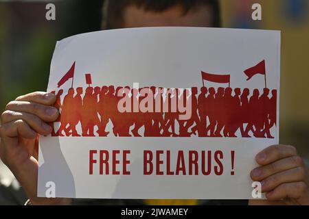 DANZIG, POLEN. 04. September 2022. Ein Aktivist hält ein Plakat mit den Worten „Freies Belarus!“. Mitglieder der lokalen belarussischen Diaspora, die von Ukrainern aus Tri-City unterstützt wird, setzen ihren wöchentlichen Protest im Zentrum von Danzig fort, Quelle: ASWphoto/Alamy Live News Stockfoto