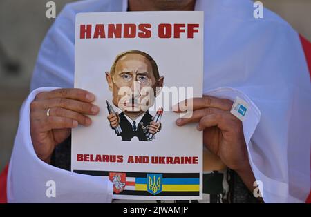 DANZIG, POLEN. 04. September 2022. Ein Aktivist hält ein Plakat mit einem Bild des russischen Präsidenten Wladimir Putin und den Worten „Hände weg - Belarus und die Ukraine“. Mitglieder der lokalen belarussischen Diaspora, die von Ukrainern aus Tri-City unterstützt wird, setzen ihren wöchentlichen Protest im Zentrum von Danzig fort, Quelle: ASWphoto/Alamy Live News Stockfoto