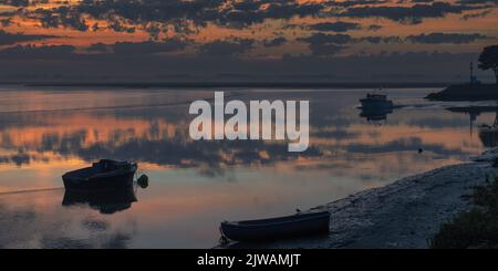 Saint Valery sur Somme, entrée du Port, lever de Soleil, feu de Port, mouettes Stockfoto