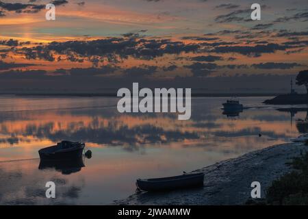 Saint Valery sur Somme, entrée du Port, lever de Soleil, feu de Port, mouettes Stockfoto