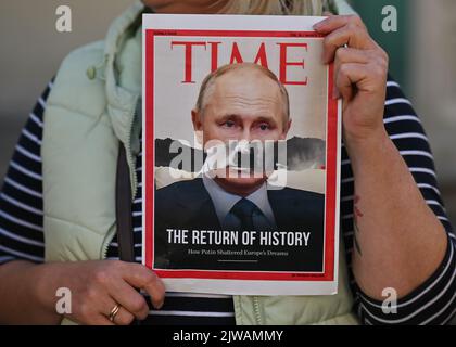 DANZIG, POLEN. 04. September 2022. Ein Aktivist hält ein Plakat mit einem Bild des russischen Präsidenten Wladimir Putin. Mitglieder der lokalen belarussischen Diaspora, die von Ukrainern aus Tri-City unterstützt wird, setzen ihren wöchentlichen Protest im Zentrum von Danzig fort, Quelle: ASWphoto/Alamy Live News Stockfoto