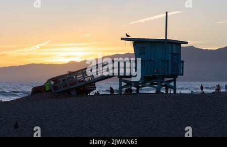 Rettungsschwimmer Turm am Strand in Santa Monica bei Sonnenuntergang Stockfoto