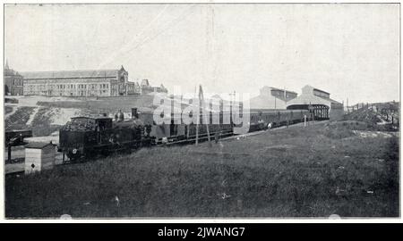 Bild eines Zuges, gezeichnet von einer Dampflokomotive aus der Baureihe 700 der H.S.M. (Spätere Serie 5500 der N.S.) auf der neuen H.S.M. Station Zandvoort in Zandvoort aan Zee. Stockfoto