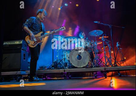Die mexikanische Band Cafe Tacvba spielt live beim Vive Latino 2022 Music Festival in Zaragoza, Spanien Stockfoto
