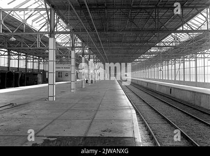 Innenraum des Warenschuhs Rotterdam Westzeedijk (RMO, rechts Maasover) von Van Gend & Loos in Rotterdam. Stockfoto