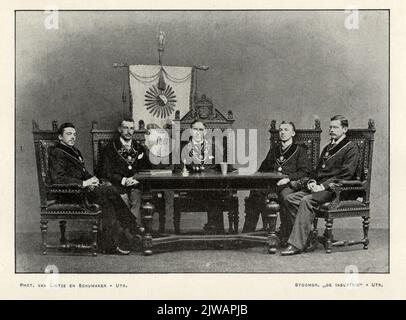 Gruppenportrait des Senats des Utrechtssch Student Corps (U.S.C.) des Jahres 1894/95: M. WZ., A. Borts, L.H.J.F. van Bevervoorden to Oldemeule, W.M. Visscher und M.C.G. Middelburg. Frei, um einen Tisch sitzend. Stockfoto