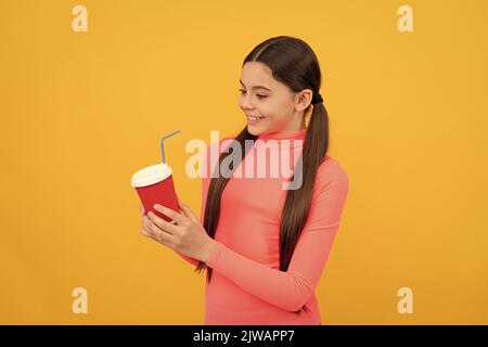 Guten Morgen. Teenager-Mädchen trinken Tee. Porträt des Genusses. Glückliches Kind halten Kunststoff-Tasse Stockfoto