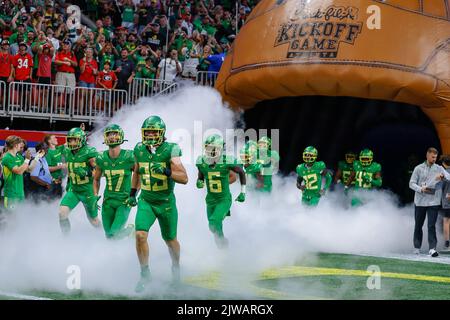 Atlanta, Georgia. 3. September 2022. Oregon tritt im Mercedes Benz Stadium für das Kick-fil-A Kickoff-Spiel mit den Georgia Bulldogs und den Oregon Ducks ein, das im Mercedes Benz Stadium in Atlanta, Georgia, gespielt wird. Georgien besiegt Oregon 49-3. Cecil Copeland/CSM/Alamy Live News Stockfoto