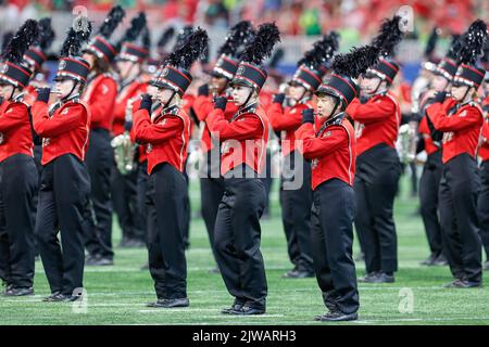 Atlanta, Georgia. 3. September 2022. Die Georgia Red Coat Marching Band beim Chick-fil-A Kickoff Game mit den Georgia Bulldogs und den Oregon Ducks spielte im Mercedes Benz Stadium in Atlanta, Georgia. Georgien besiegt Oregon 49-3. Cecil Copeland/CSM/Alamy Live News Stockfoto