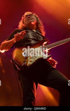 Die mexikanische Band Cafe Tacvba spielt live beim Vive Latino 2022 Music Festival in Zaragoza, Spanien Stockfoto
