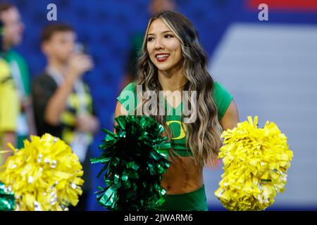 Atlanta, Georgia. 3. September 2022. Fans von Oregon bereiten sich auf das Kick-fil-A-Kickoff-Spiel mit den Georgia Bulldogs und den Oregon Ducks vor, das im Mercedes Benz Stadium in Atlanta, Georgia, gespielt wird. Georgien besiegt Oregon 49-3. Cecil Copeland/CSM/Alamy Live News Stockfoto