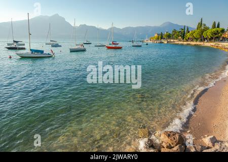 Idyllische Küste am Gardasee in Castelletto mit Segelbooten, Norditalien Stockfoto