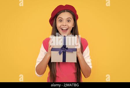 Kindheitsglück. Boxtag. Fröhliches Kind in Baskenmütze. Überraschendes Kind hat Geburtstag. Teenager-Schönheit gehen einkaufen. Tween und Jugend. Kaufen Sie ein Geschenk. Gehen Stockfoto