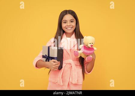 Guten Morgen. Kid tragen weichen Nachthemd spielen mit Spielzeug. Kind in gemütlichen Nachtwäsche. Haut Schönheit. Stockfoto