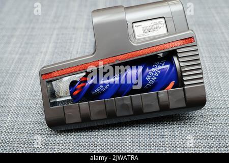 Paris, Frankreich - 16. Jul 2022: Zubehör für den neuen Akku-Staubsauger von Dyson V12 Slim absolute - Anti-Tangle-Haarschraubenwerkzeug close-up Stockfoto