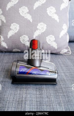 Paris, Frankreich - 16. Jul 2022: Haarschneckenschutz für neuen Akku-Staubsauger von Dyson V12 Slim absolute auf der Textilcouch und dem Kissen Stockfoto