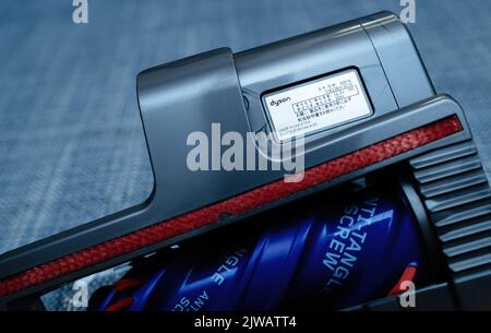 Paris, Frankreich - 16. Jul 2022: Nahaufnahme des Anti-Verwirrungs-Haarschraubenwerkzeugs Nahaufnahme des Zubehörs für Akku-Staubsauger von Dyson V12 Slim absolute mit Vitsoe-Regalen im Hintergrund Stockfoto