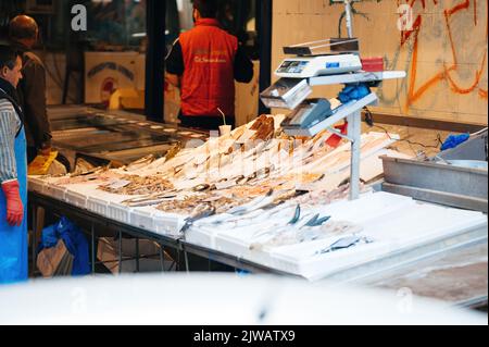 Thessaloniki, Griechenland - 30. Okt 2014: Marktstand mit Salz und Eis zentralen Fischmarkt im Zentrum von Thessaloniki Stockfoto