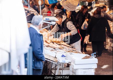 Thessaloniki, Griechenland - Oct 30, 2014: Geschäftige Atmosphäre auf dem zentralen Fischmarkt in Zentral-Thessaloniki, Fischer-Verkäufer, der die frischen Waren für griechische Kunden organisiert Stockfoto