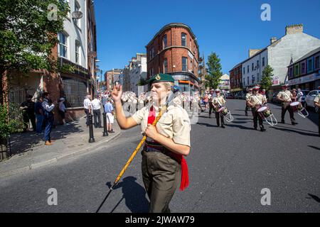 13. August 2022, Londonderry. 10.000 Apprentice Boys of Derry und 120 Bands nahmen an der jährlichen Relief of Derry-Parade Teil, der größten loyalen Orderparade Stockfoto